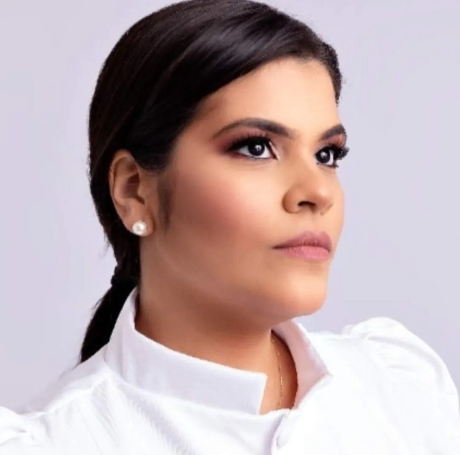 Dra. Rafaela Oliveira no consultório da RO Odontologia
